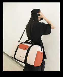 Grand sac de voyage présenté sur un mannequin dans un cadre de vie décontracté