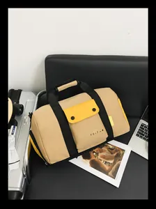 Vue détaillée d'un sac de sport de grande capacité kaki et jaune pour le fitness
