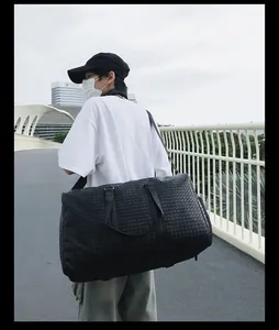 Grand sac de voyage tissé noir pour le sport et les déplacements dans un cadre de vie