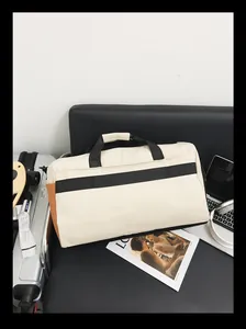 Grand sac de voyage crème pour le sport et le fitness dans un décor de voyage de luxe