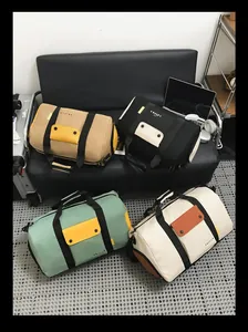 Quatre sacs de voyage élégants de grande capacité en plusieurs couleurs pour le sport.