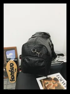Détail du sac de voyage tissé noir avec compartiment à chaussures pour le business