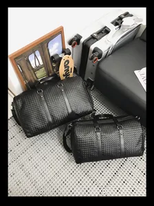 Paire de sacs de voyage en cuir tressé noir de tailles différentes pour le sport