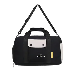 Vue détaillée du sac de voyage en toile noir et blanc avec poche avant à rabat
