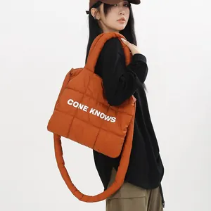 Sac cabas en nylon matelassé orange tendance avec imprimé lettre blanc CONE KNOWS