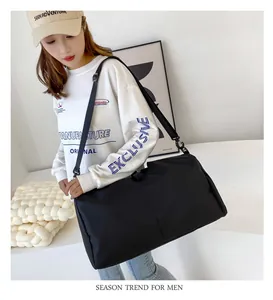 Detailansicht einer großen schwarzen Fitness-Tasche aus Oxford-Stoff mit Gurt