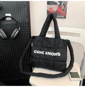 Sac fourre-tout matelassé en nylon noir avec imprimé lettres CONE KNOWS blanc