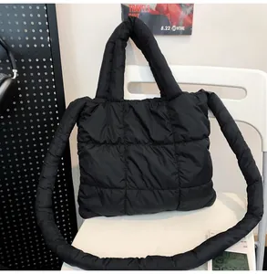 Détail du sac cabas élégant en nylon matelassé noir avec de longues anses souples