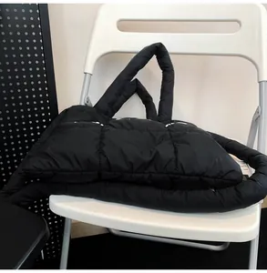 Vue détaillée du sac cabas matelassé noir en nylon résistant avec surpiqûres