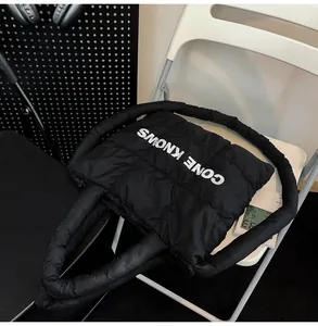Sac cabas matelassé noir moderne avec imprimé lettres CONE KNOWS sur nylon résistant