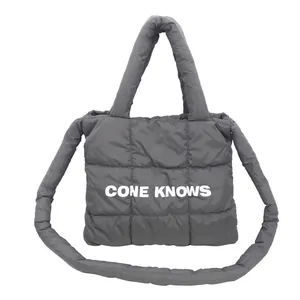 Vue détaillée d'un sac cabas matelassé gris en nylon avec imprimé CONE KNOWS