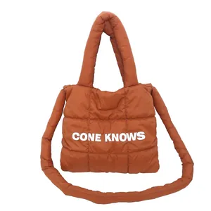Détail d'un sac cabas matelassé orange avec impression CONE KNOWS moderne et chic