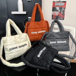 Sacs cabas matelassés élégants avec imprimé de lettres disponibles en quatre couleurs
