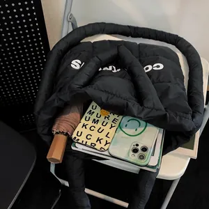 Sac cabas matelassé en nylon noir avec imprimé de lettres blanches pour femmes