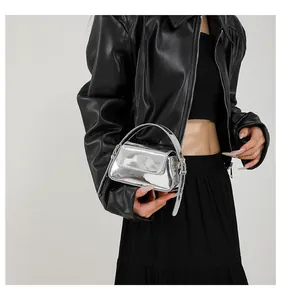 Mini borsa baguette argento metallizzato con un outfit in giacca di pelle nera