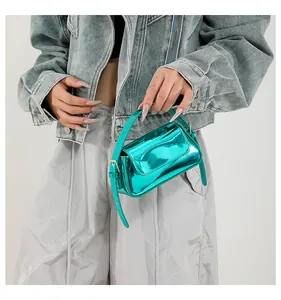 Primo piano di una mini borsa baguette metallizzata color ciano brillante da donna