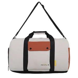 Vue complète du sac de sport crème et noir avec bandoulière réglable pratique