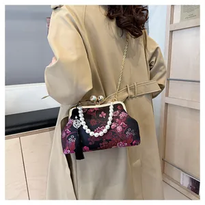 Bolso bordado estilo chino vintage con asa de perlas y cadena en modelo