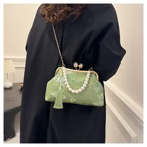 Vista detallada del bolso bordado verde vintage con correa de perlas y borla chic