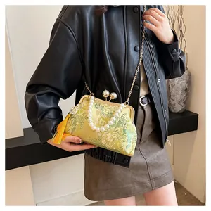 Bolso bordado de estilo chino con asa de perlas y un detalle de borla amarilla