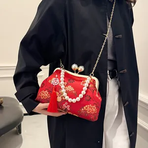 Elegante bolso retro bordado rojo con asa de perlas y borla de seda para vestido chino