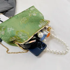 Elegante bolso vintage con bordado floral verde, asa de perlas y cadena de oro fino