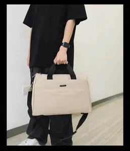 Große beige Reisetasche mit schwarzen Griffen, perfekt für Fitnessstudio oder Business