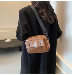 Elegante vista trasera de una mujer con un bolso bandolera marrón de estilo retro