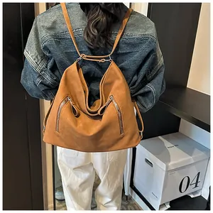 Vue arrière d'une femme portant un sac à dos vintage marron de grande capacité
