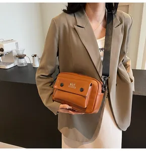 Bolso bandolera rectangular marrón minimalista vintage con bolsillo con solapa y correa