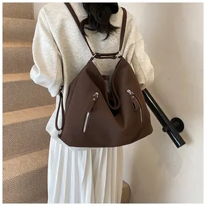 Sac à dos rétro marron de grande capacité porté comme un sac fourre-tout pour femme active