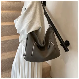Vue d'un grand sac hobo vintage porté à l'épaule pour les trajets quotidiens.