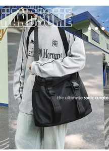 Seitenansicht einer großen schwarzen Reisetasche mit Schnallenverschluss am Modell
