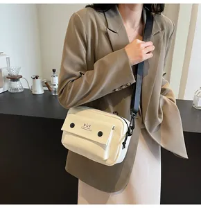 Bolso bandolera vintage crema elegante con solapa de bolsillo frontal en modelo