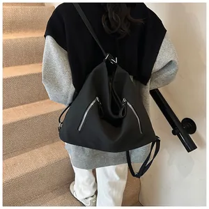 Vue arrière d'un sac à dos noir minimaliste de grande capacité porté par un mannequin