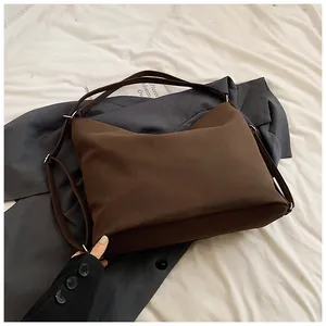 Vue détaillée d'un grand sac vintage marron pour le bureau avec sangles modulables