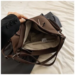 Vue détaillée de la doublure intérieure spacieuse et de la poche zippée du sac