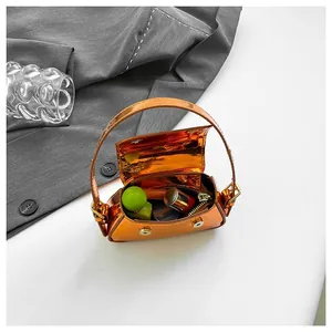 Borsa a mano mini baguette arancione metallizzato con interno per il rossetto