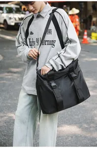 Detailansicht einer großen schwarzen Nylon-Umhängetasche für Fitness und Outdoor-Reisen