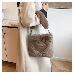 Dettaglio di una borsa tote in ecopelliccia marrone con un grazioso design a cuore