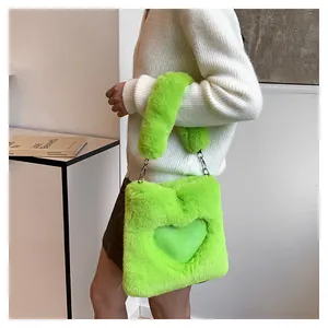 Elegante borsa tote in ecopelliccia verde neon con un grande dettaglio a forma di cuore