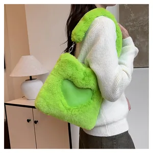 Dettaglio borsa tote in peluche verde neon con inserto liscio a forma di cuore