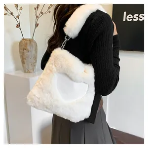 Vista dettagliata di una borsa tote di peluche bianca a cuore con tracolla morbida