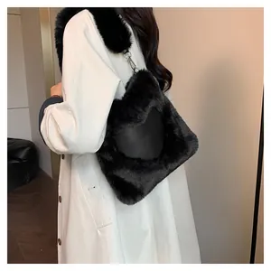 Vista dettagliata di una borsa a tracolla alla moda in pelliccia sintetica nera a forma di cuore