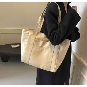Bolso tote de nylon crema con bordado elegante para el trabajo y el uso diario femenino