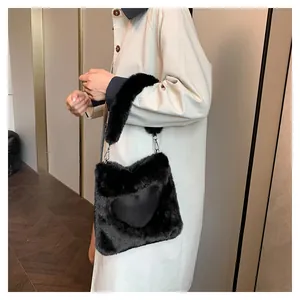 Dettaglio borsa tote a cuore in ecopelliccia nera con texture morbida e ganci