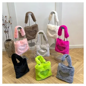 Borse tote in ecopelliccia a forma di cuore in vari colori vivaci per un look alla moda.