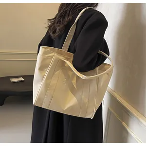 Bolso tote minimalista de nailon beige para mujer, ideal para trabajo o pañalera.