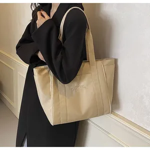 Bolso tote de nailon beige minimalista para mujer, ideal para el trayecto diario al trabajo