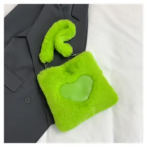 Dettaglio della borsa in ecopelliccia verde neon con patch a forma di cuore